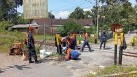 WhatsApp Image 2026-05-13 at 21.42.16 Petugas ketika memasang pembatas untuk kendaraan besar.