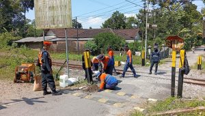 Petugas ketika  memasang pembatas untuk kendaraan besar.