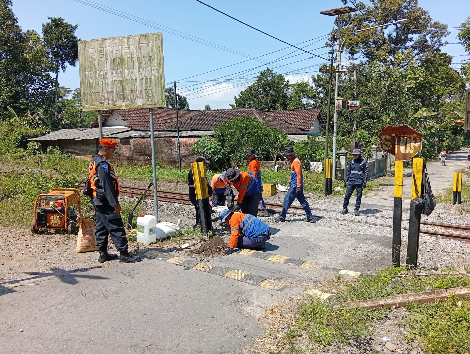 Petugas ketika  memasang pembatas untuk kendaraan besar.