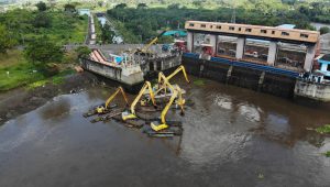 Agenda rutin tahunan flushing di dua bendungan di Blitar, Bendungan Wlingi dan Bendung Lodoyo.