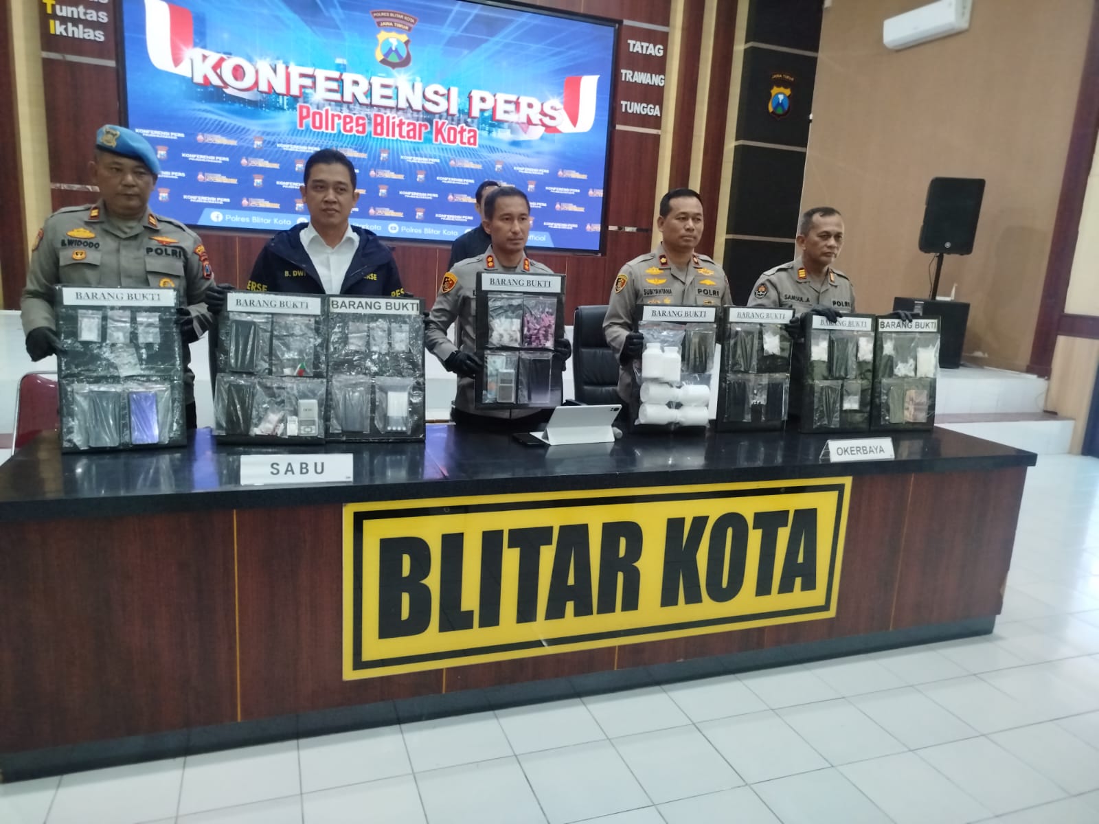 Kapolres Blitar Kota saat menunjukkan barang bukti narkoba.