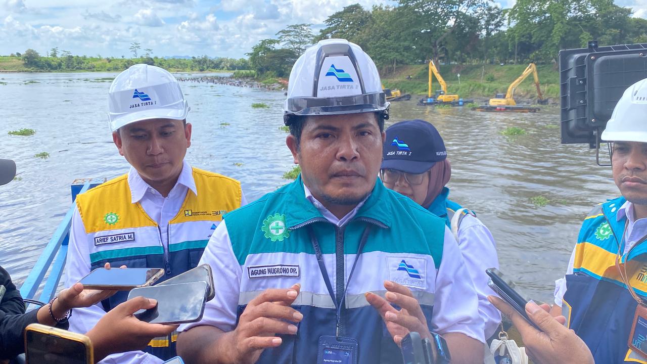 Kepala Divisi Jasa Asa Wilayah Sungai Brantas Perum Jasa Tirta I.