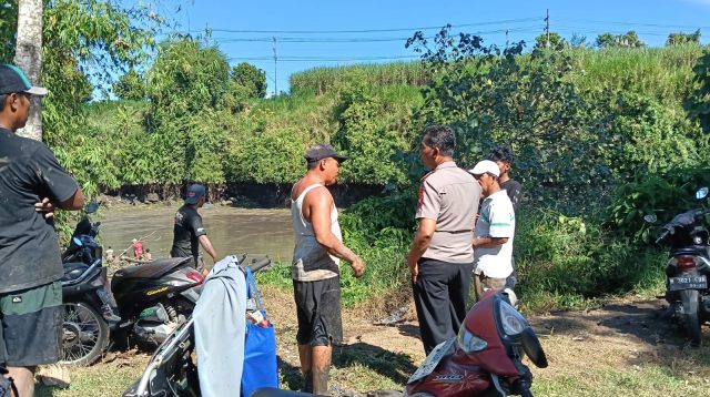 Polisi saat olah TKP korban hilang ditelan Sungai Brantas.