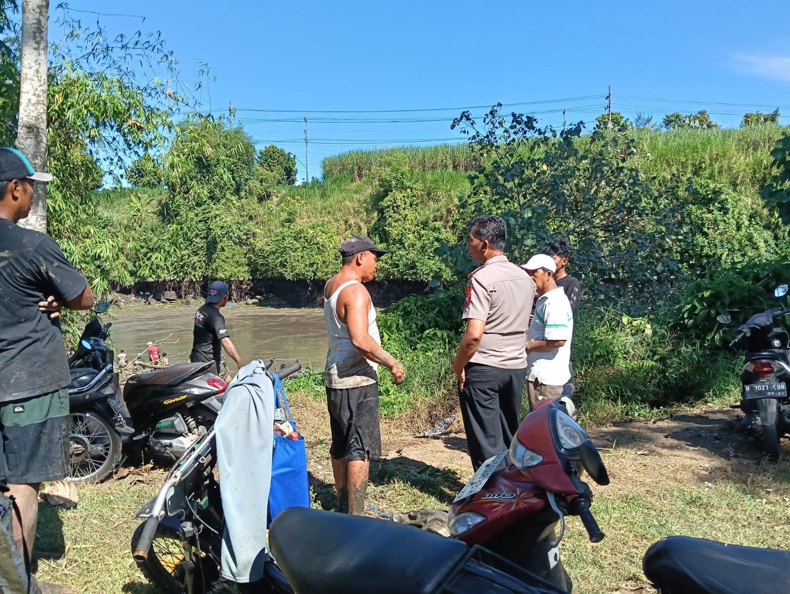 Polisi saat olah TKP korban hilang ditelan Sungai Brantas.