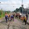 Petugas ketika menutup petak liar di Kelurahan Talun, Kabupaten Blitar.