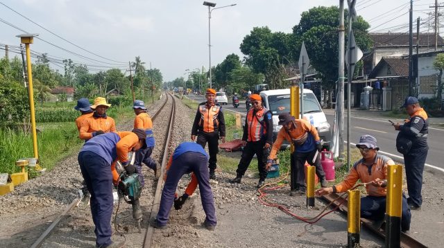 Petugas ketika menutup petak liar di Kelurahan Talun, Kabupaten Blitar.