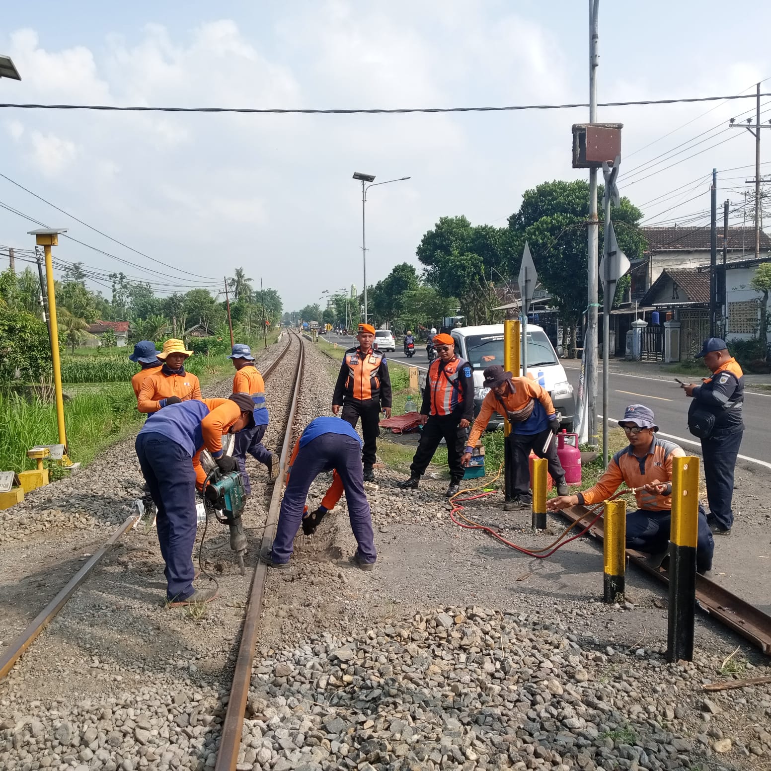 Petugas ketika menutup petak liar di Kelurahan Talun, Kabupaten Blitar.