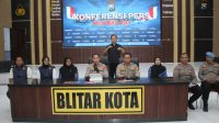 Kapolres Blitar Kota menunjukkan barang bukti.