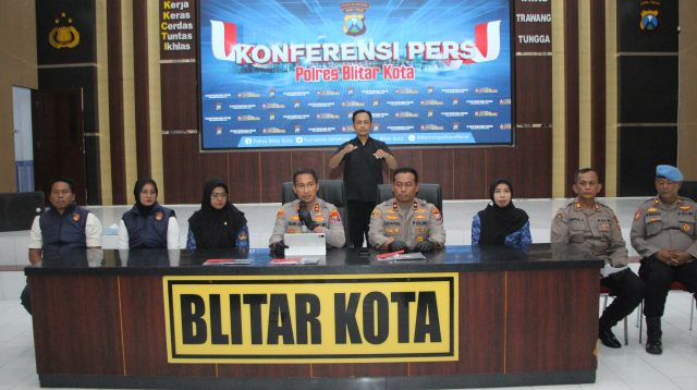 Kapolres Blitar Kota menunjukkan barang bukti.