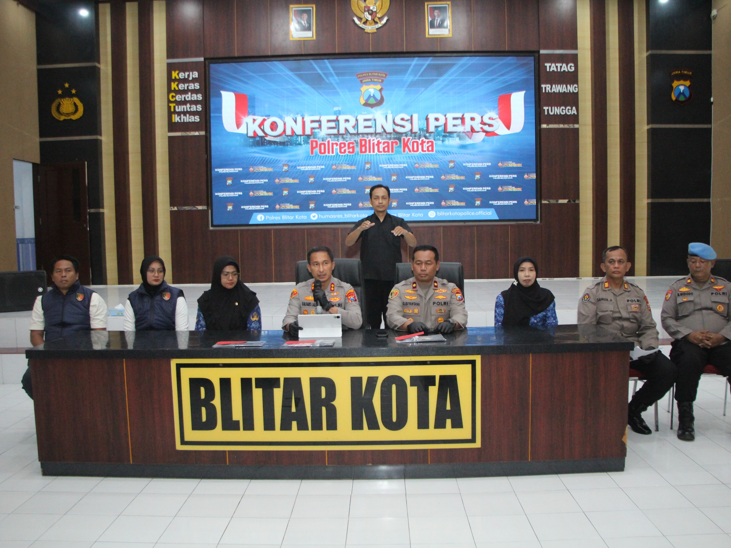 Kapolres Blitar Kota menunjukkan barang bukti.