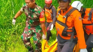 Petugas saat mengevakuasi jenazah Isnaini dari Sungai Brantas.