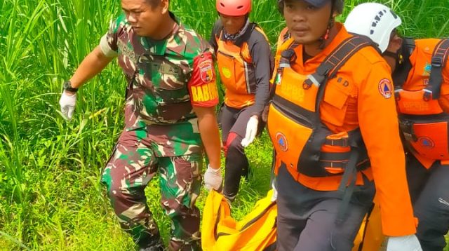 Petugas saat mengevakuasi jenazah Isnaini dari Sungai Brantas.