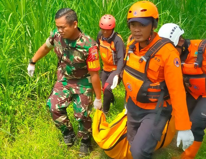 Petugas saat mengevakuasi jenazah Isnaini dari Sungai Brantas.