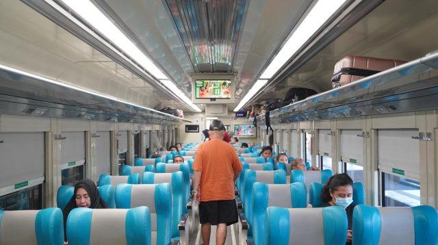 Suasana gerbong kereta api jarak jauh.