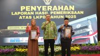 Bupati Blitar (kanan) saat menerima penghargaan opini WTP.