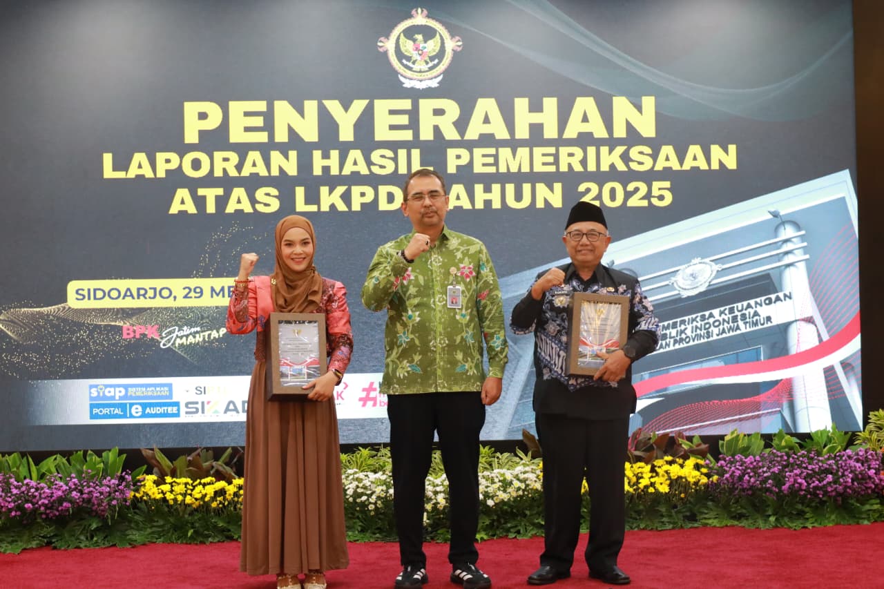 Bupati Blitar (kanan) saat menerima penghargaan opini WTP.