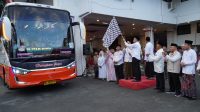 Para CJH asal Kota Blitar ketika diberangkatkan dari halaman kantor wali kota menuju Asrama Haji Sukolilo.