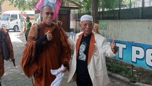 Para biksu tergabung di gerakan Indonesia Walk for Peace 2026 dari berbagai negara di Asia Tenggara singgah di titik poin istirahat pertama, Samsat Kabupaten Jombang.