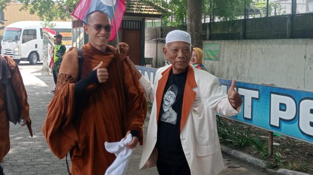 Para biksu tergabung di gerakan Indonesia Walk for Peace 2026 dari berbagai negara di Asia Tenggara singgah di titik poin istirahat pertama, Samsat Kabupaten Jombang.