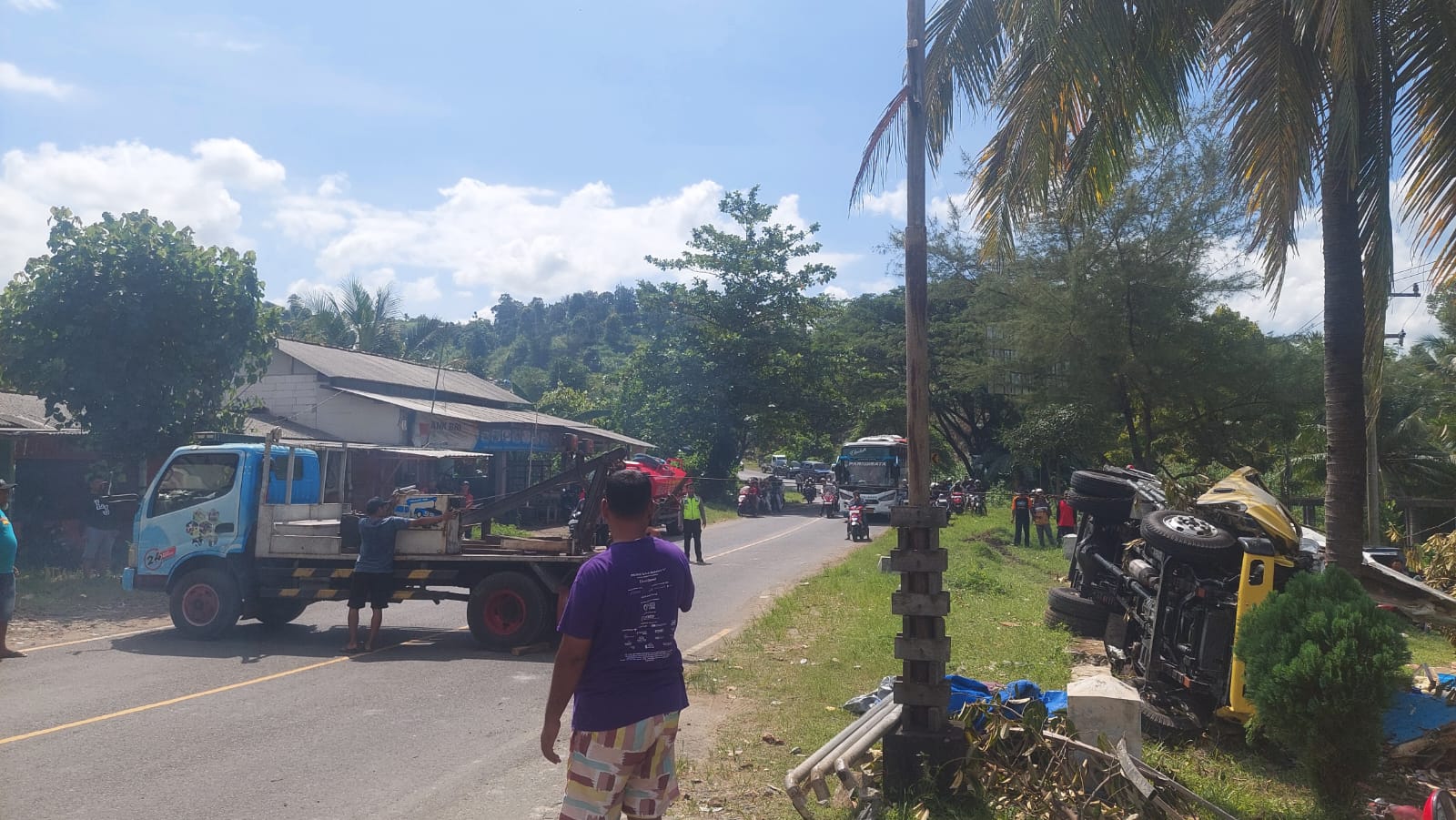 Truk Pengangkut Ikan Terguling di JLS Tulungagung, Sopir dan Penumpang Luka Berat