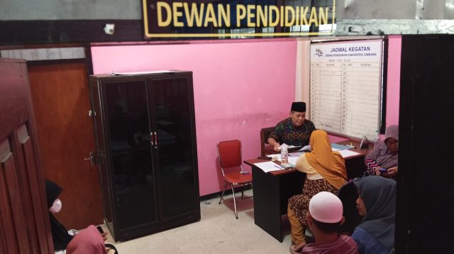 Wakil Ketua Dewan Pendidikan Kabupaten Jombang mendatangi kantor YPBU Gadingmangu.