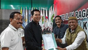 Samanhudi Anwar mengembalikan berkas pendaftaran calon Ketua KONI Kota Blitar.