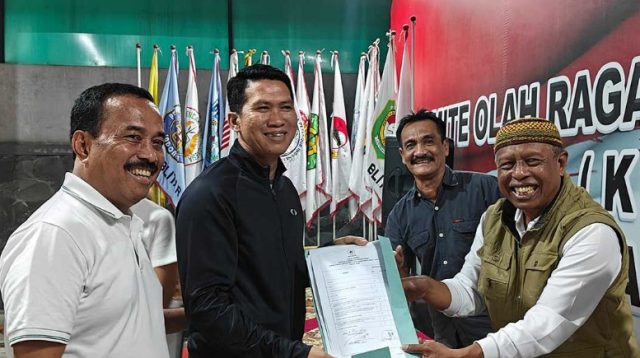 Samanhudi Anwar mengembalikan berkas pendaftaran calon Ketua KONI Kota Blitar.