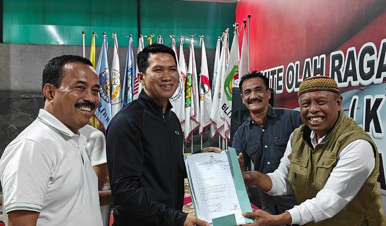 Samanhudi Anwar mengembalikan berkas pendaftaran calon Ketua KONI Kota Blitar.