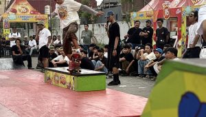 Salah satu peserta dari skateboard tampil menunjukkan aksinya di acara 76 Road to Heppiii Skateday 2026 di Sentra Wisata Kuliner Jombang.