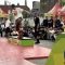 Salah satu peserta dari skateboard tampil menunjukkan aksinya di acara 76 Road to Heppiii Skateday 2026 di Sentra Wisata Kuliner Jombang.