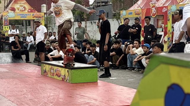 Salah satu peserta dari skateboard tampil menunjukkan aksinya di acara 76 Road to Heppiii Skateday 2026 di Sentra Wisata Kuliner Jombang.