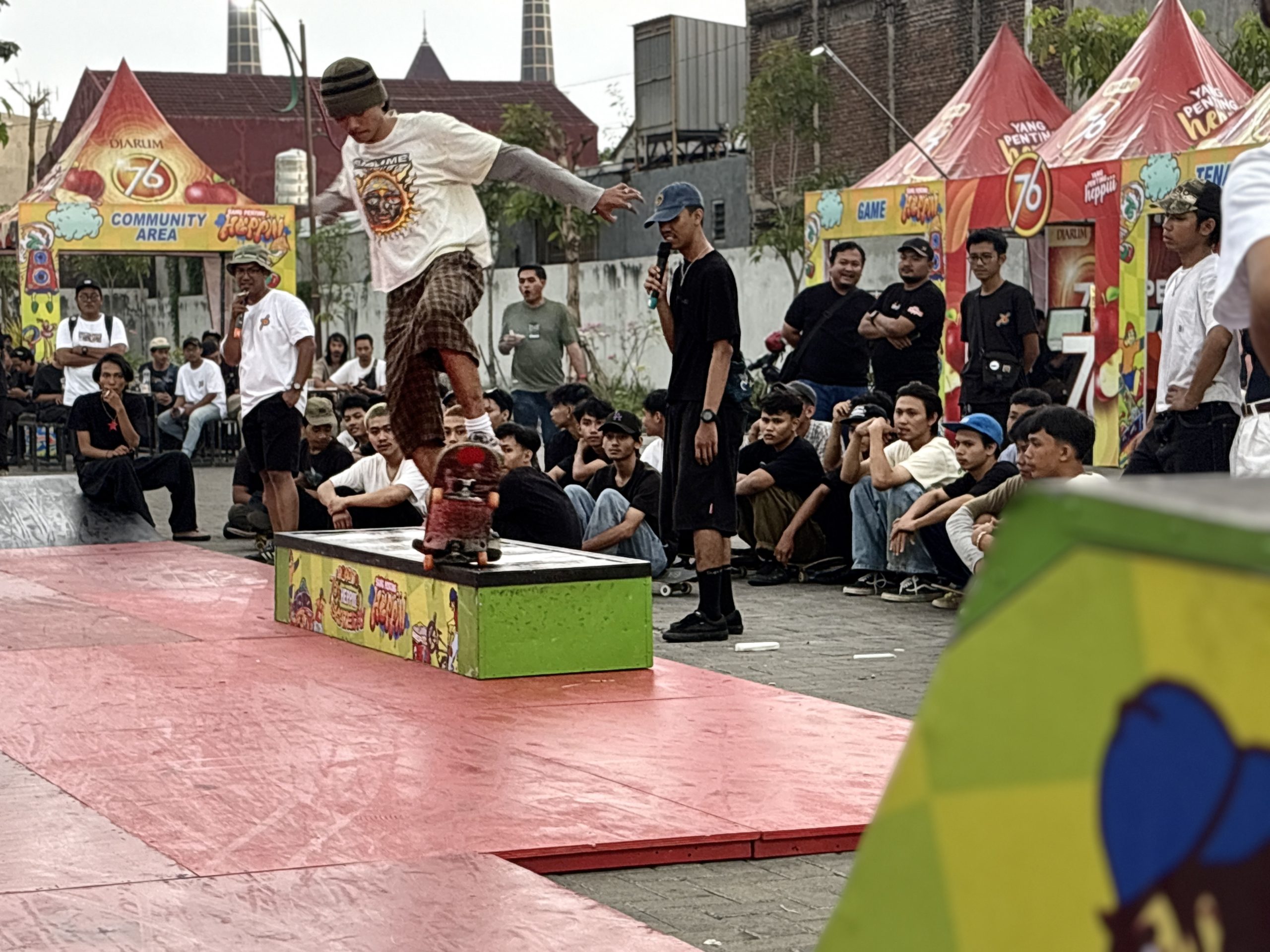 Salah satu peserta dari skateboard tampil menunjukkan aksinya di acara 76 Road to Heppiii Skateday 2026 di Sentra Wisata Kuliner Jombang.