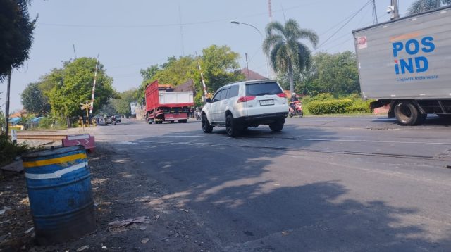 Jaga Keandalan Jalur KA, KAI Daop 8 Lakukan Perawatan Perlintasan Sebidang di Lamongan