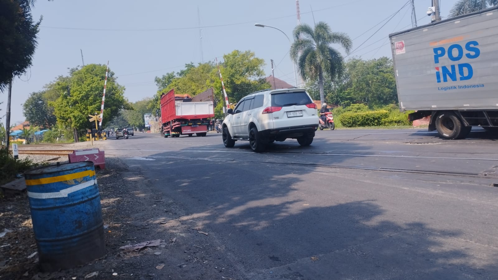 Jaga Keandalan Jalur KA, KAI Daop 8 Lakukan Perawatan Perlintasan Sebidang di Lamongan