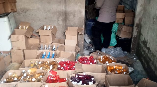 Polsek Brondong mengamankan minuman beralkohol.