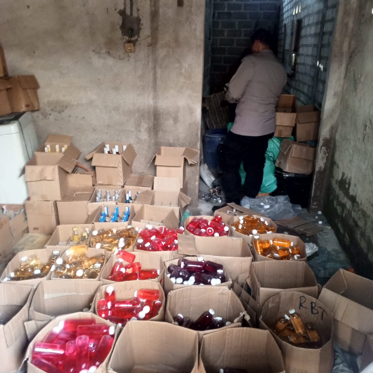 Polsek Brondong mengamankan minuman beralkohol.