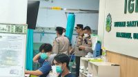 Belasan buruh pabrik pengolahan udang mendapatkan perawatan di ruang IGD RSI NU Lamongan.