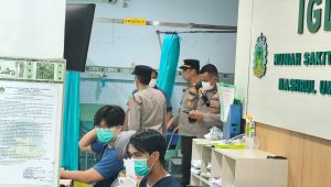 Belasan buruh pabrik pengolahan udang mendapatkan perawatan di ruang IGD RSI NU Lamongan.