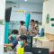 Belasan buruh pabrik pengolahan udang mendapatkan perawatan di ruang IGD RSI NU Lamongan.