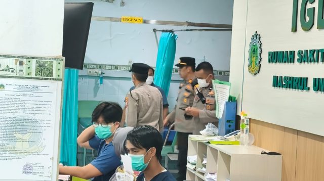 Belasan buruh pabrik pengolahan udang mendapatkan perawatan di ruang IGD RSI NU Lamongan.