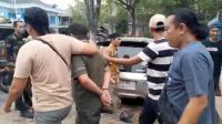 Polisi tangkap pelaku ganjal ATM di Dinas Pendidikan Lamongnan, sejumlah barang bukti diamankan.