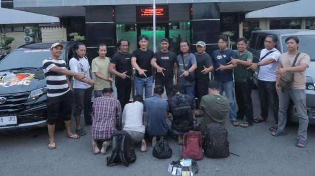 Tim Jaka Tingkir Satreskrim Polres Lamongan mengamankan lima pelaku komplotan ganjal ATM.(foto: istimewa)