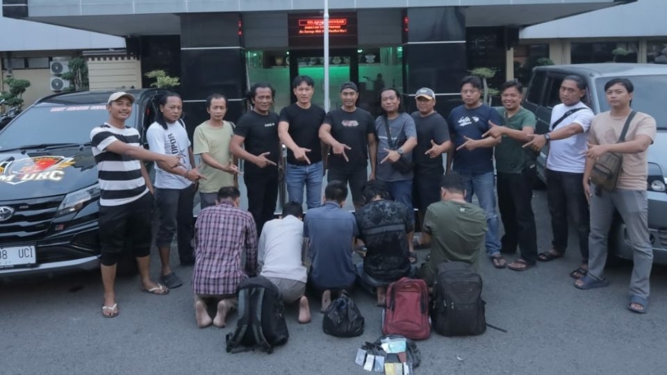 Tim Jaka Tingkir Satreskrim Polres Lamongan mengamankan lima pelaku komplotan ganjal ATM.(foto: istimewa)