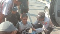 Petugas Polsek Karanggeneng bersama warga berhasil menyelamatkan pemuda yang hendak melompat dari jembatan Karanggeneng Lamongan.