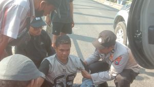Petugas Polsek Karanggeneng bersama warga berhasil menyelamatkan pemuda yang hendak melompat dari jembatan Karanggeneng Lamongan.