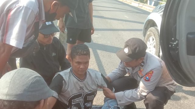 Petugas Polsek Karanggeneng bersama warga berhasil menyelamatkan pemuda yang hendak melompat dari jembatan Karanggeneng Lamongan.