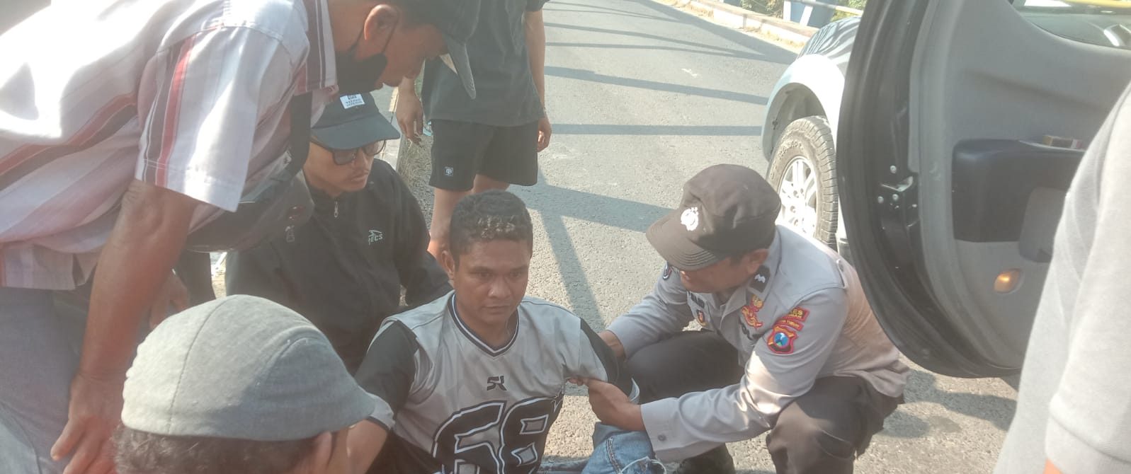 Petugas Polsek Karanggeneng bersama warga berhasil menyelamatkan pemuda yang hendak melompat dari jembatan Karanggeneng Lamongan.