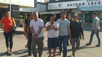 Kedua Kakak beradik saat digelandang di Mapolres Lamongan.