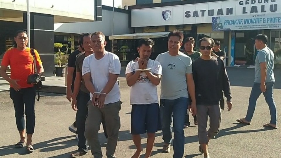 Kedua Kakak beradik saat digelandang di Mapolres Lamongan.
