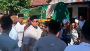 Ratusan Masyarakat Lamongan mengantar kepergian Kiai Abdul Aziz Khoiri ke peristirahat akhir ke makam Kelurahan Sidokumpul Kecamatan Lamongan Kota.